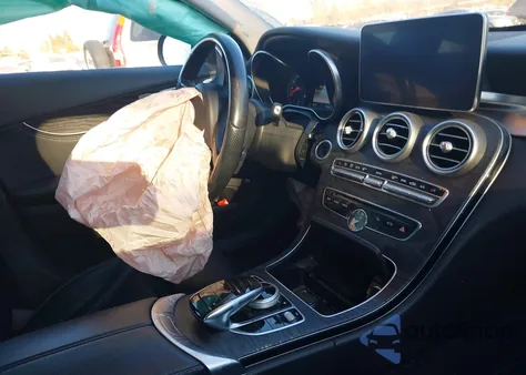 2015 Mercedes-Benz C 300 4Matic/Luxury 4Matic/Sport 4Matic z USA, uszkodzony, nr VIN 55SWF4KB2FU077539